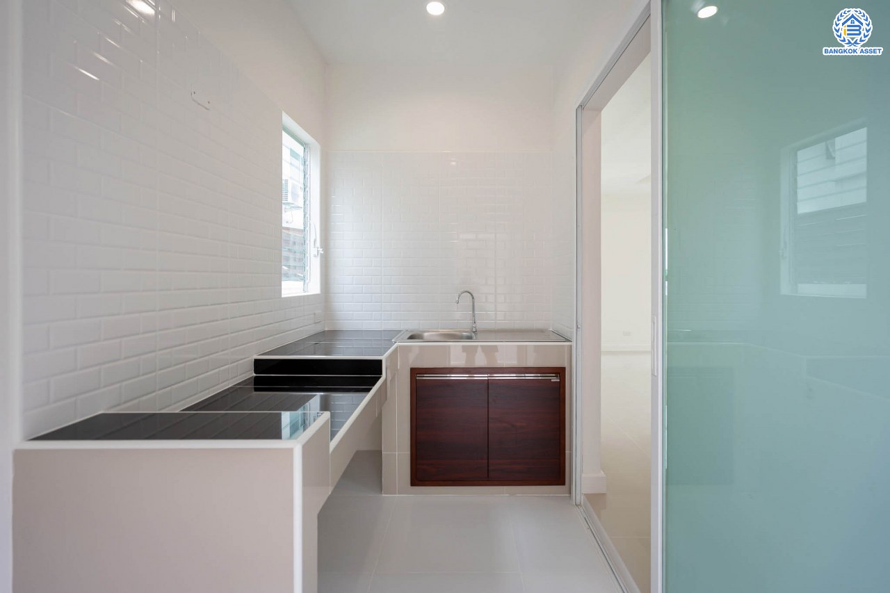 บ้านมือสองตกแต่งใหม่ ม.เดอะวิลล่า ราชพฤกษ์-ท่าอิฐ แบรนด์ Property Perfect เดินทางสะดวก เนื้อที่ 35.8 ตร.ว. ฟังก์ชัน 3 ห้องนอน 2 ห้องน้ำ จอดรถได้ 2 คัน บนทำเลเชื่อมต่อทั้ง ถ.รัตนาธิเบศร์ และถ.ราชพฤกษ์ และเพียง 10 นาทีถึงรถไฟฟ้า "สถานีบางรักน้อยท่าอิฐ"